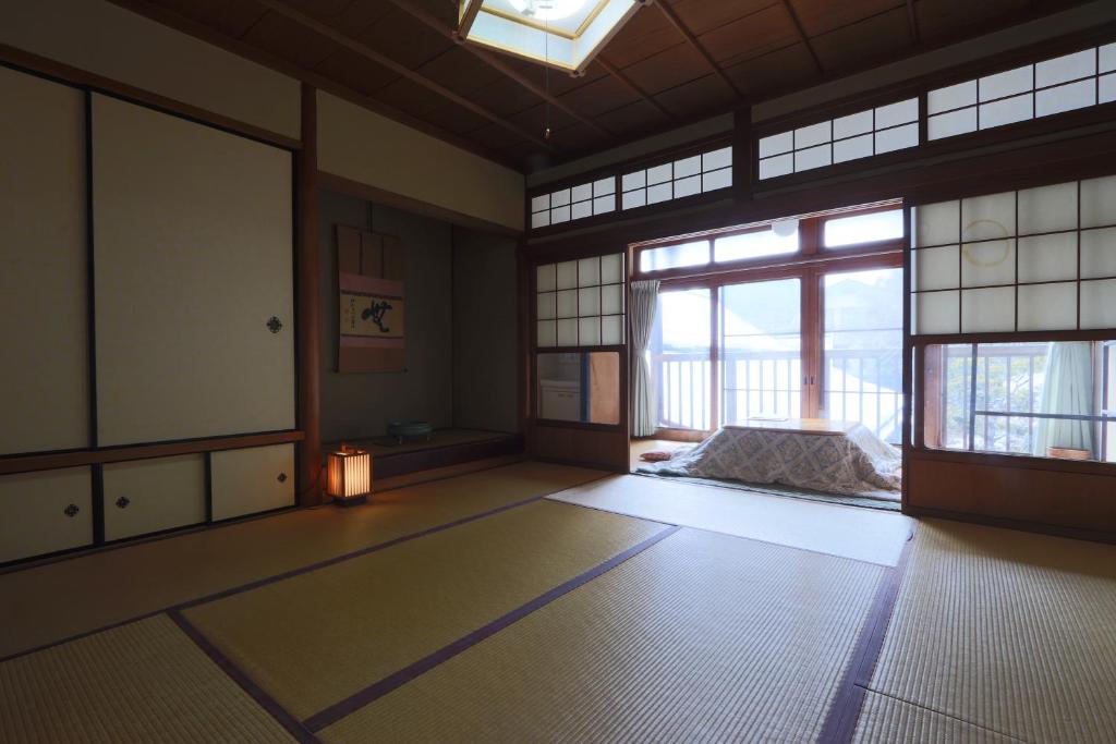 una habitación vacía con una linterna en una habitación con ventanas en 清浄心院, en Koyasan