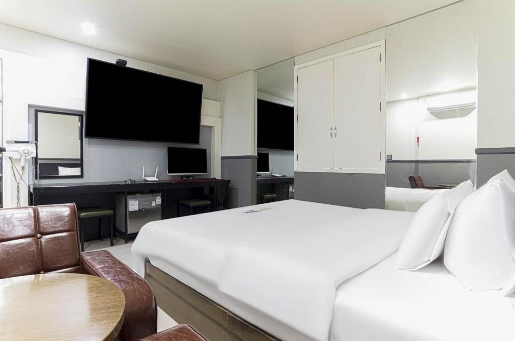 Postel nebo postele na pokoji v ubytování Pyeongtaek Gallery Hotel