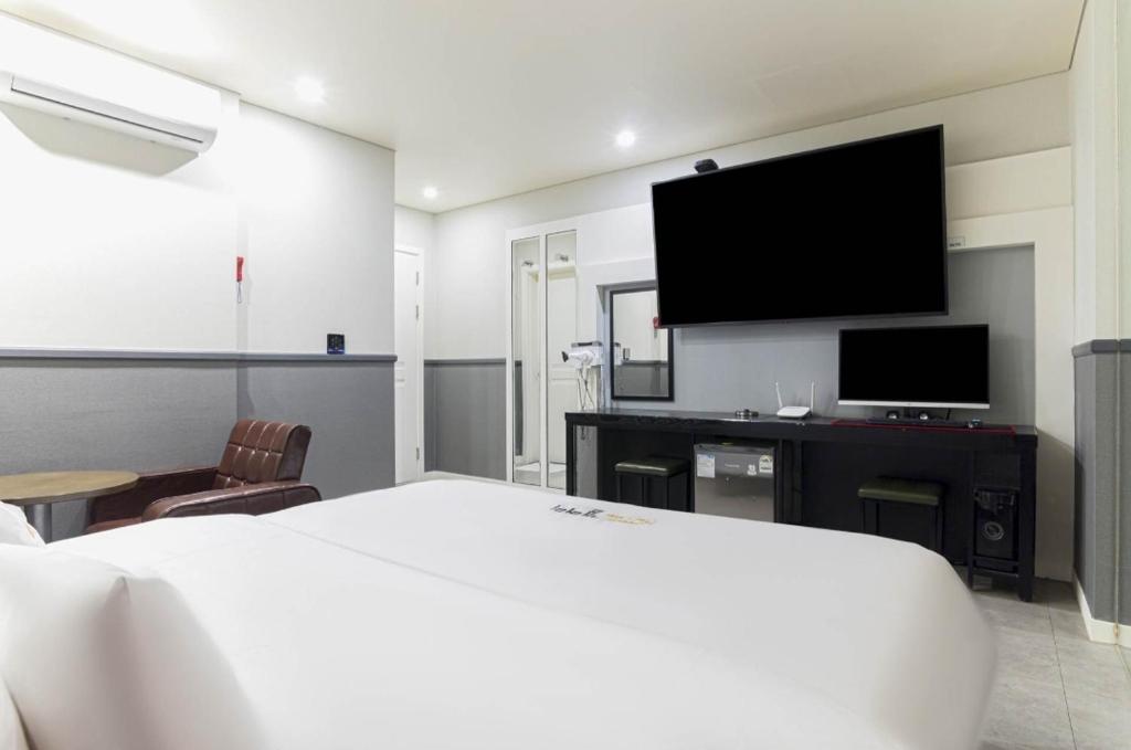 TV a/nebo společenská místnost v ubytování Pyeongtaek Gallery Hotel