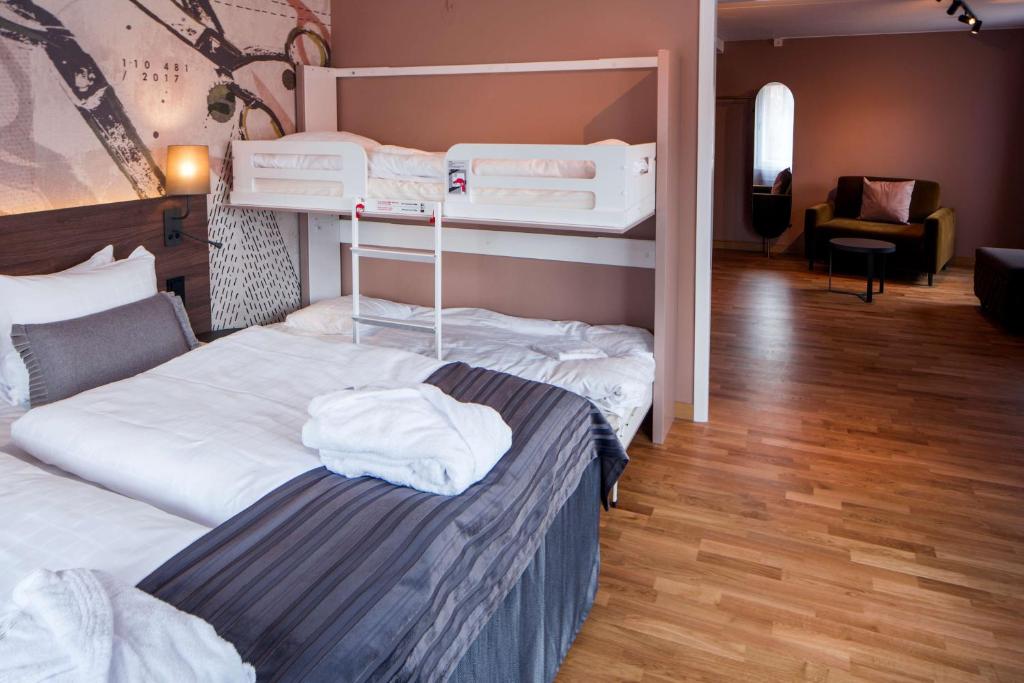 Postel nebo postele na pokoji v ubytování Scandic Plaza Borås