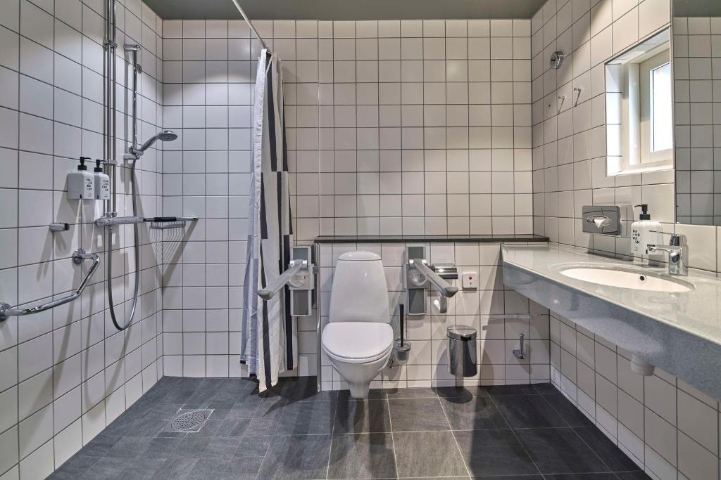 Koupelna v ubytování Scandic Mölndal
