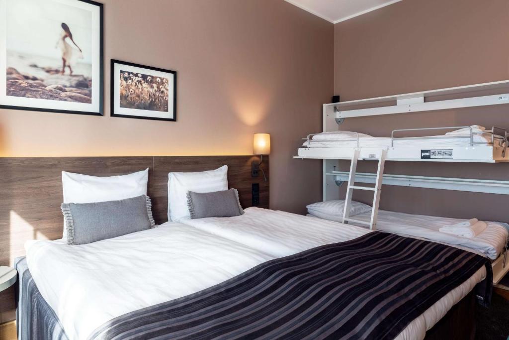 
Family Room (2 Adults + 2 Children)
