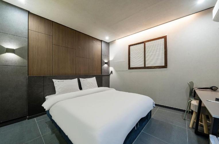 Postel nebo postele na pokoji v ubytování Moonstay Hotel Cheonan