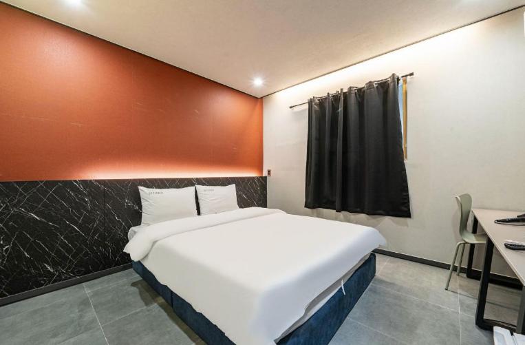 Postel nebo postele na pokoji v ubytování Moonstay Hotel Cheonan