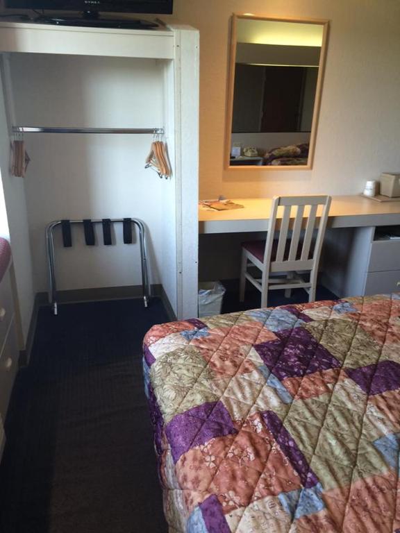 Postel nebo postele na pokoji v ubytování Microtel Inn by Wyndham Champaign