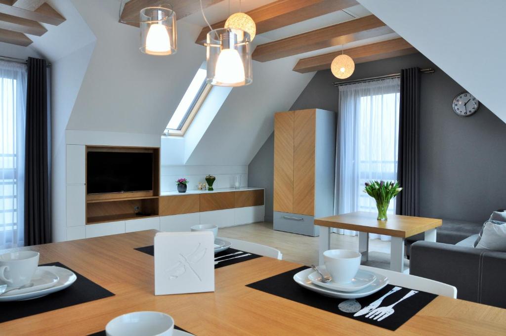 Televízia a/alebo spoločenská miestnosť v ubytovaní Apartament Rewa