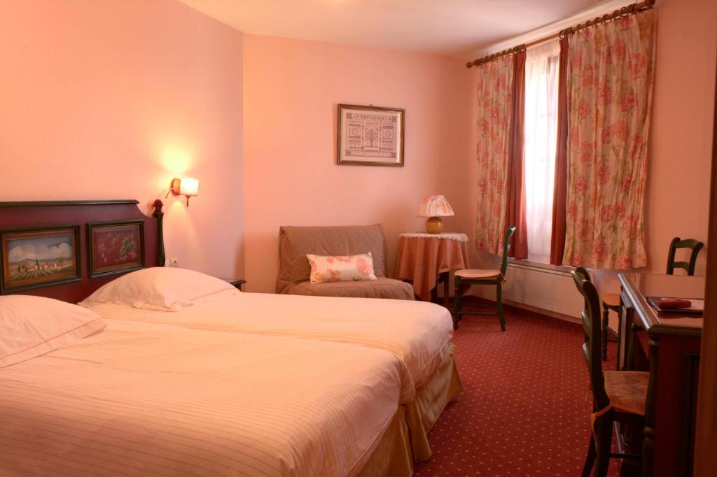 Postel nebo postele na pokoji v ubytování Hôtel Winzenberg