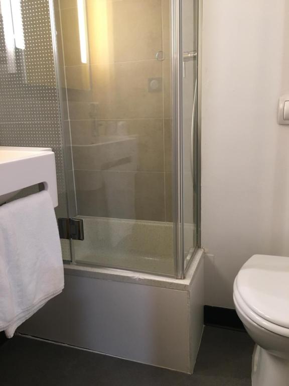 Koupelna v ubytování B&B HOTEL Le Tréport Friville