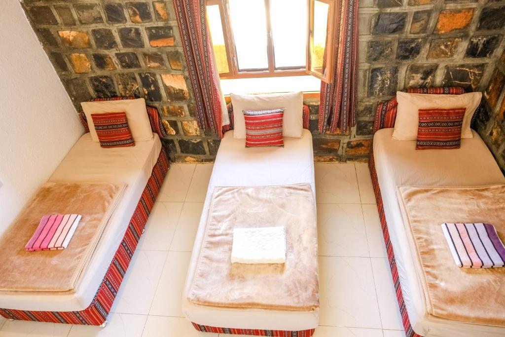 Postel nebo postele na pokoji v ubytování Jabal Shams Mountain Rest House
