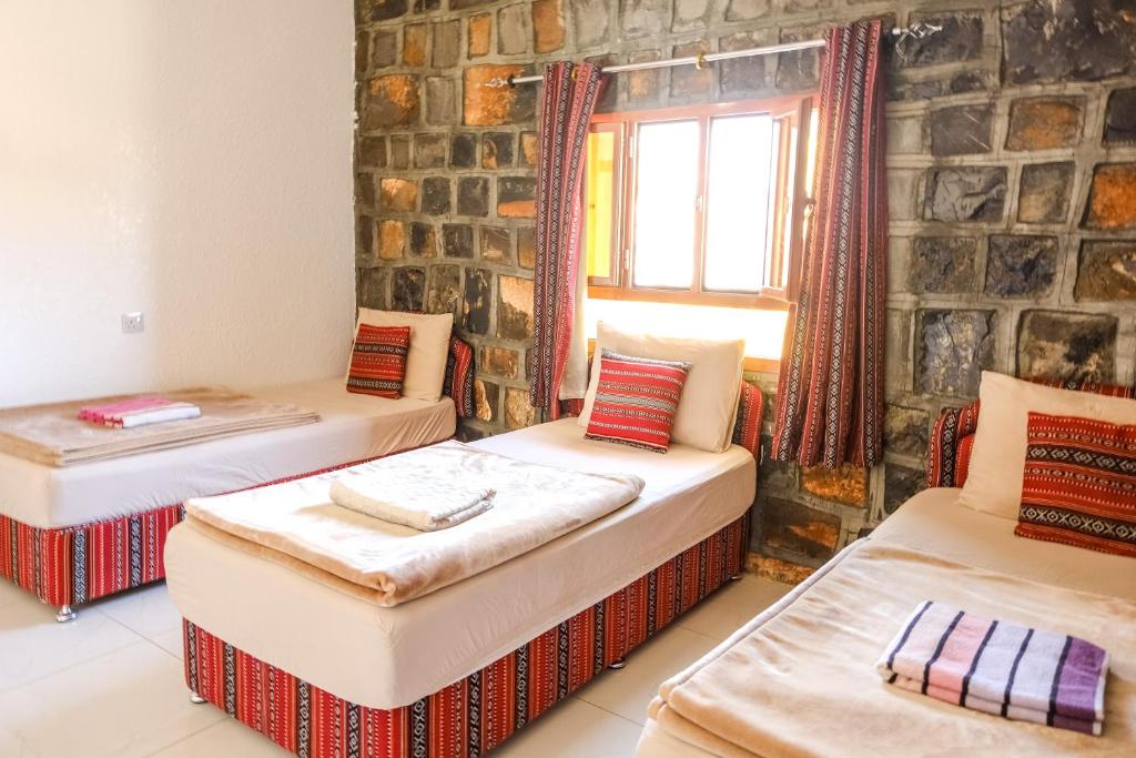 Postel nebo postele na pokoji v ubytování Jabal Shams Mountain Rest House