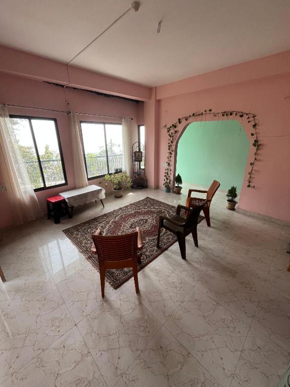 Posezení v ubytování Hemalata Hilltop Residency Kamakhya