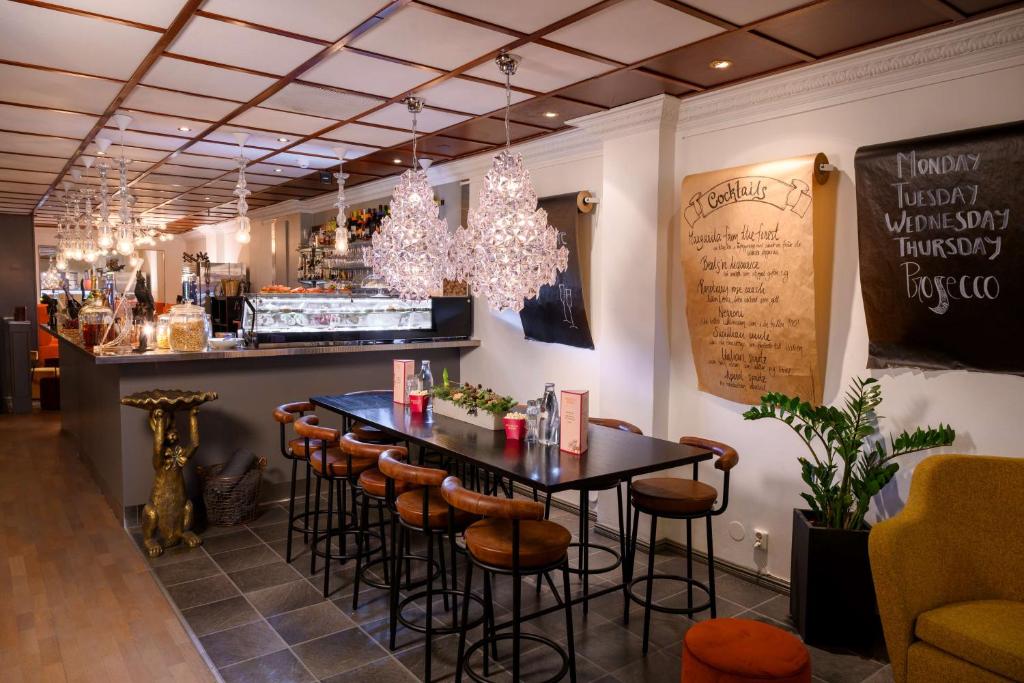 un bar in un ristorante con tavolo e sgabelli di Scandic Värnamo a Värnamo