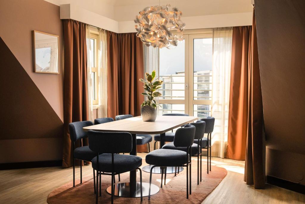 a dining room with a table and chairs at Scandic Victoria in Oslo