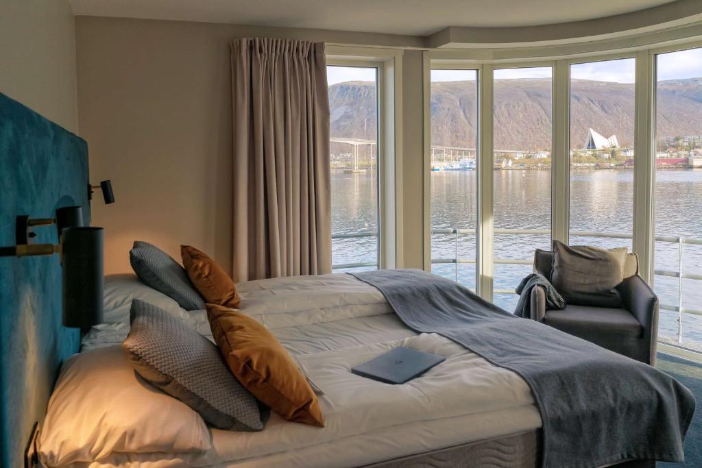 Postel nebo postele na pokoji v ubytování Scandic Ishavshotel