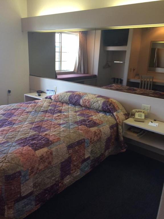 Postel nebo postele na pokoji v ubytování Microtel Inn by Wyndham Champaign
