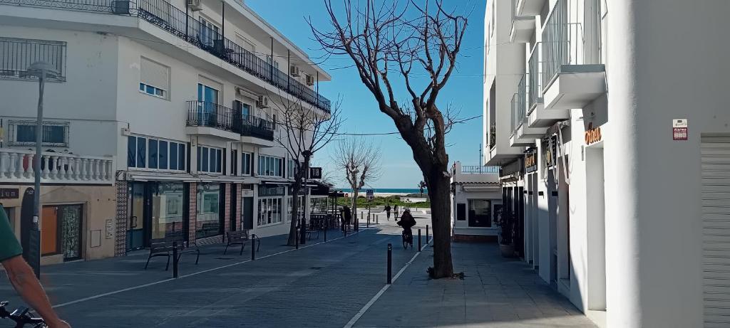 una persona che cammina lungo una strada accanto agli edifici di Eki a Conil de la Frontera