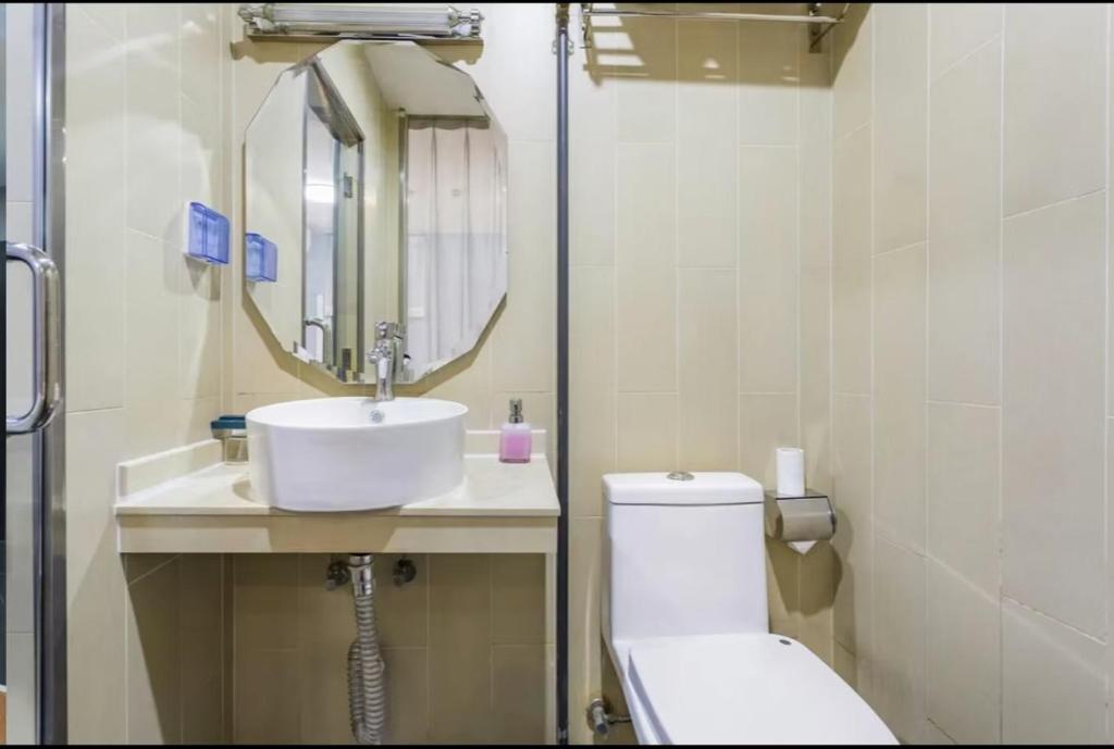 Vannituba majutusasutuses Yihai Cultural Hotel Coffee, fruits, snacks, a gym and a laundry room are provided for free in the lobby