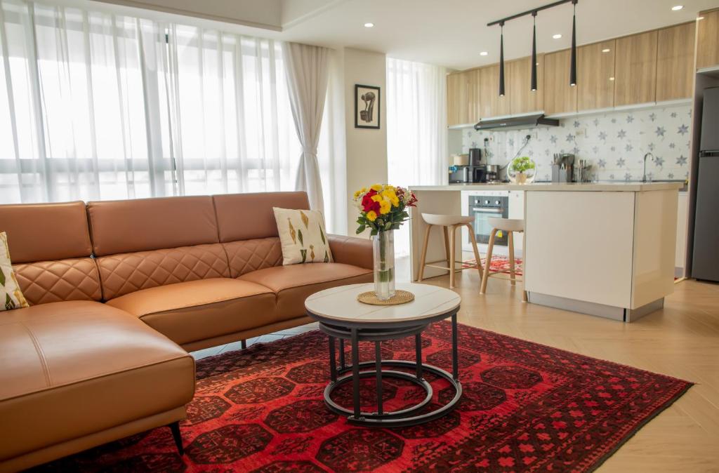 un soggiorno con un divano e un tavolo di Laurel Hill Suites a Nairobi