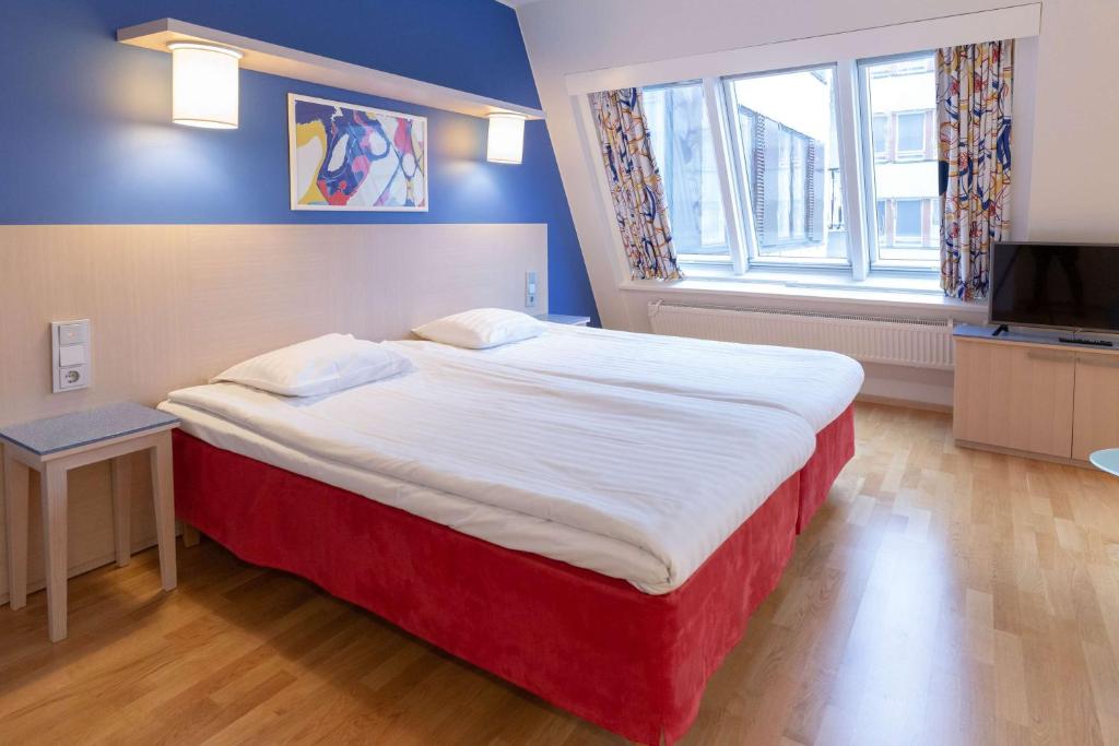 Postel nebo postele na pokoji v ubytování Scandic Hakaniemi