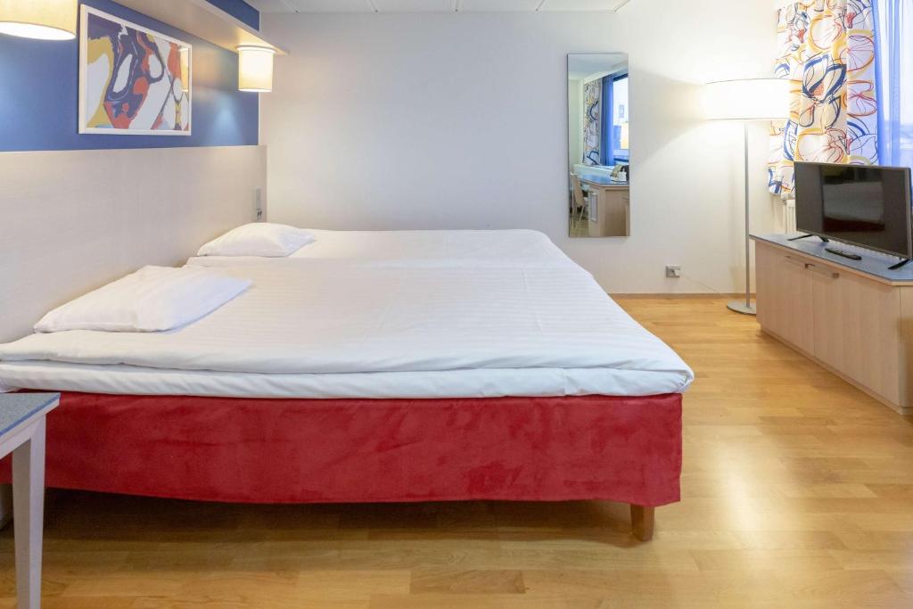 Postel nebo postele na pokoji v ubytování Scandic Hakaniemi