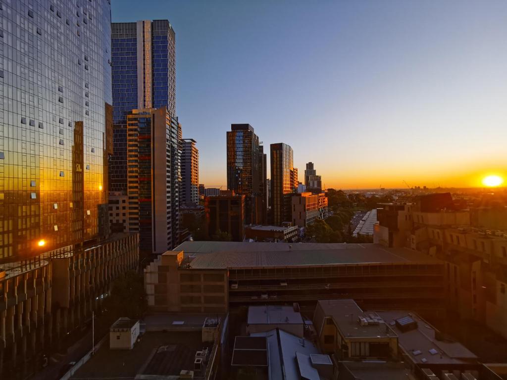 Η ανατολή ή δύση του ηλίου όπως φαίνεται από αυτό το διαμέρισμα ή από εκεί κοντά