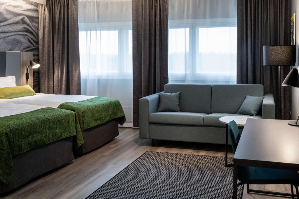 Postel nebo postele na pokoji v ubytování Scandic Pasila