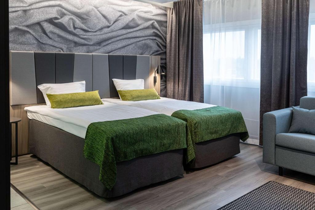 Postel nebo postele na pokoji v ubytování Scandic Pasila
