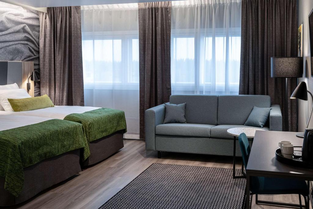 Postel nebo postele na pokoji v ubytování Scandic Pasila