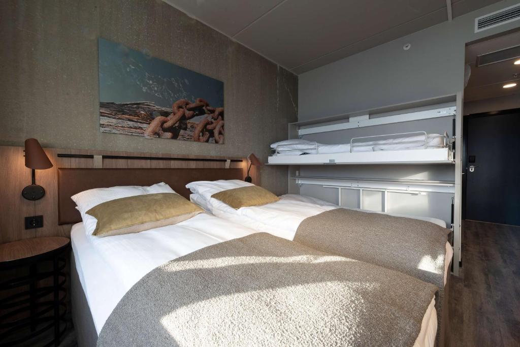 Postel nebo postele na pokoji v ubytování Scandic Sortland