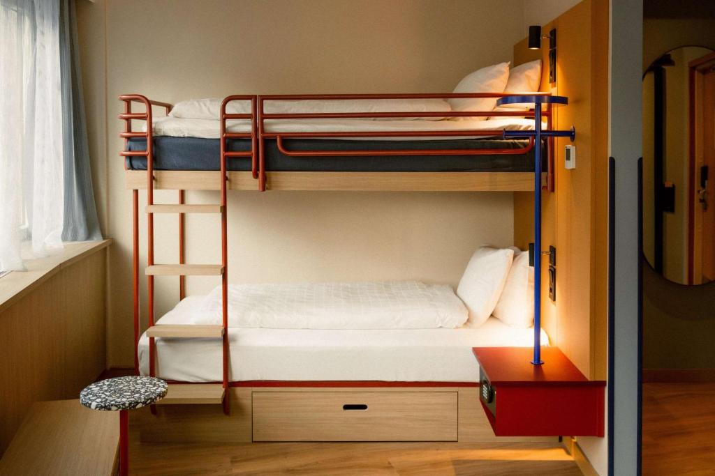 
Queen Room- Six Adults
