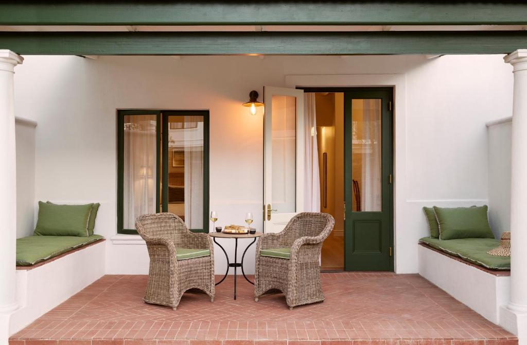 Een zitgedeelte bij Spier Hotel and Wine Farm