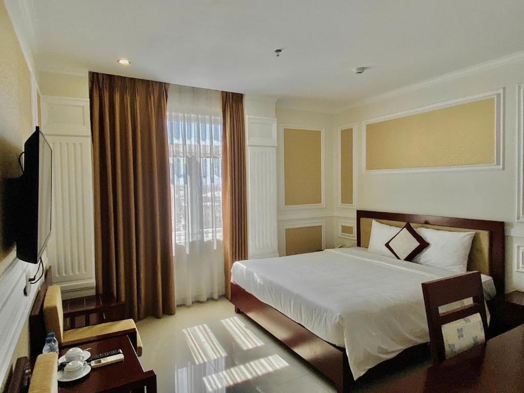 Postel nebo postele na pokoji v ubytování Lychees' Hotel