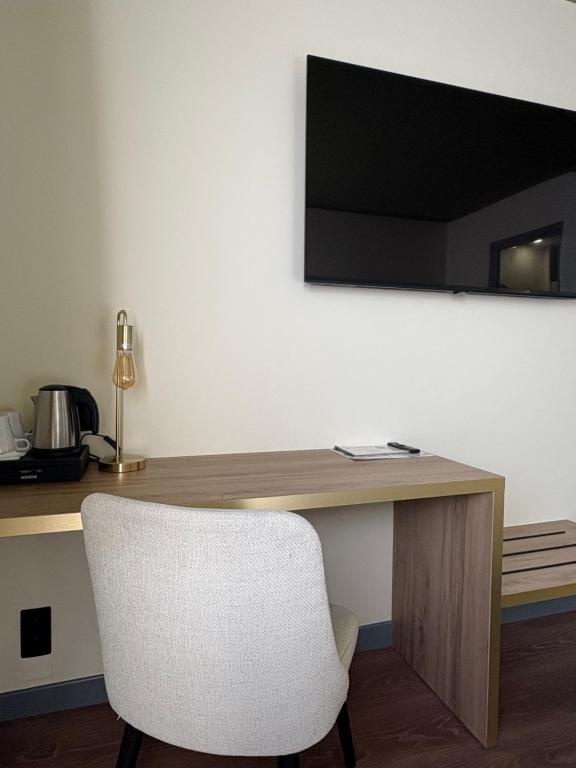 TV a/nebo společenská místnost v ubytování Cit'hôtel Le Chris'tel hôtel et restaurant