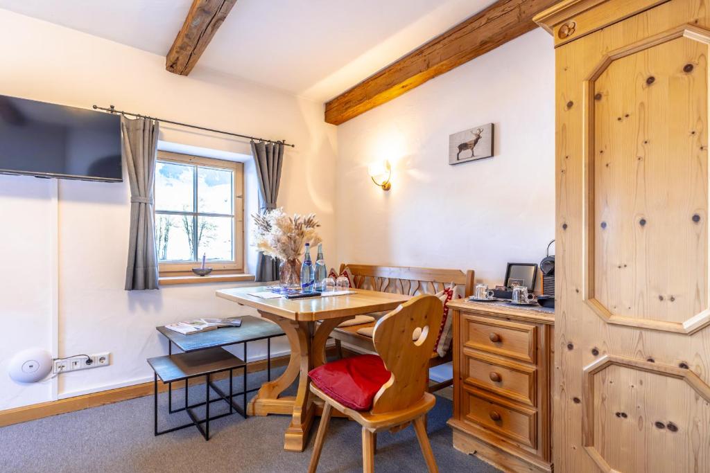 Kuchyň nebo kuchyňský kout v ubytování Gasthof Auwirt in Aurach