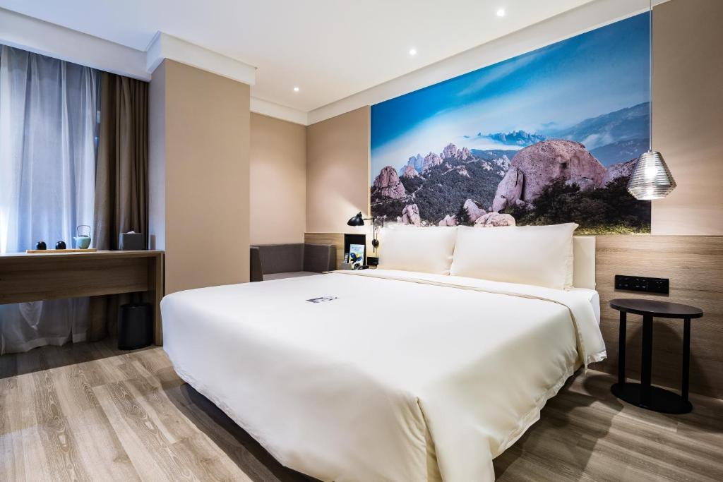 Postel nebo postele na pokoji v ubytování Atour Hotel Qingdao May Fourth Square Yunxiao Road