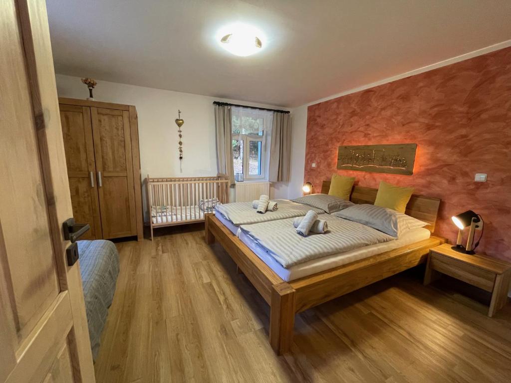 Postel nebo postele na pokoji v ubytování Apartmány HÁJOVNA Lipno