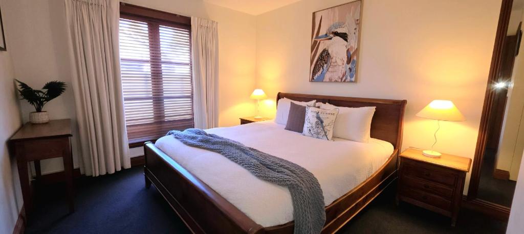 Postel nebo postele na pokoji v ubytování Sandstone Suites - In the heart of Port Fairy