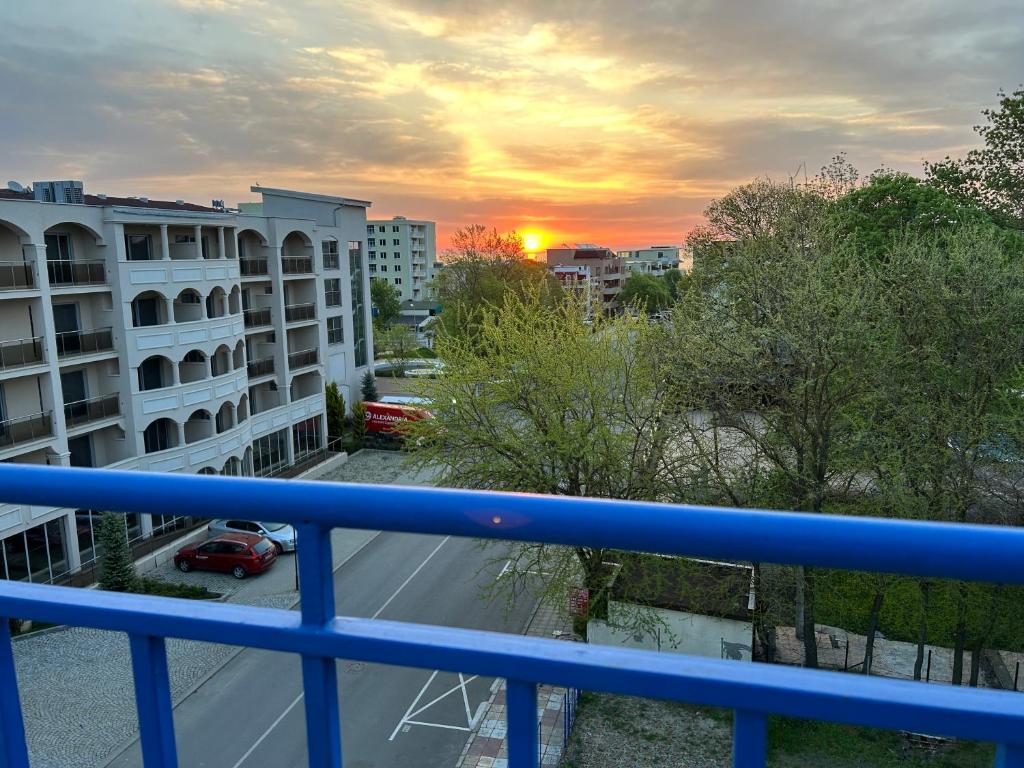 Východ nebo západ slunce při pohledu z hotelu nebo okolí