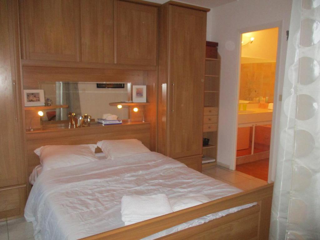 une chambre avec un lit avec deux serviettes dessus dans l'établissement Riou Cannes Studio, à Cannes