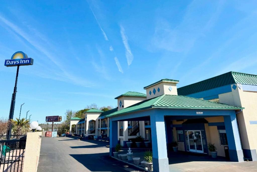 una señal de calle frente a un edificio en Days Inn by Wyndham Greenville, en Greenville