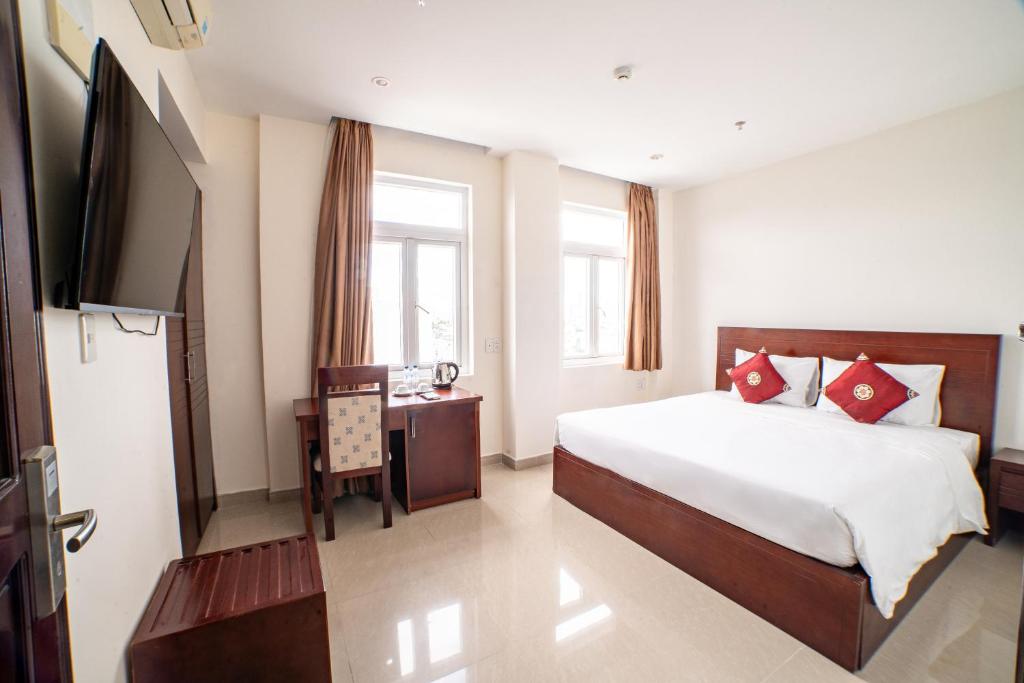 Postel nebo postele na pokoji v ubytování Lychees' Hotel