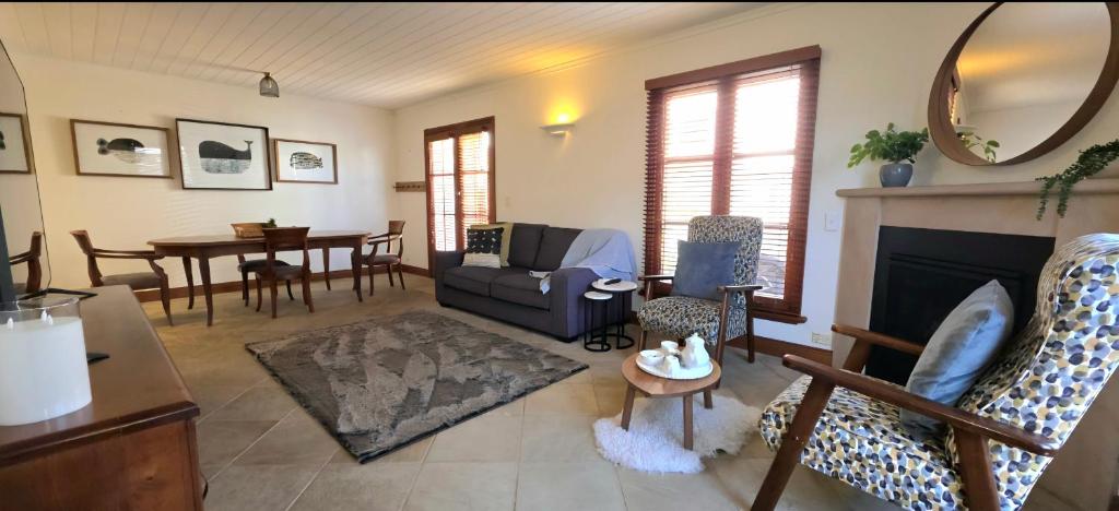 Posezení v ubytování Sandstone Suites - In the heart of Port Fairy
