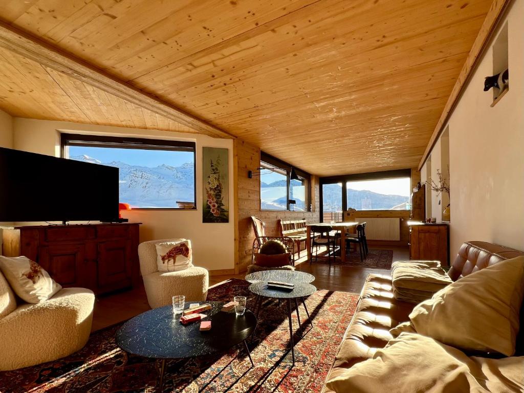 un salon avec un canapé et une table dans l'établissement Penthouse au cœur de Val Thorens, à Val Thorens