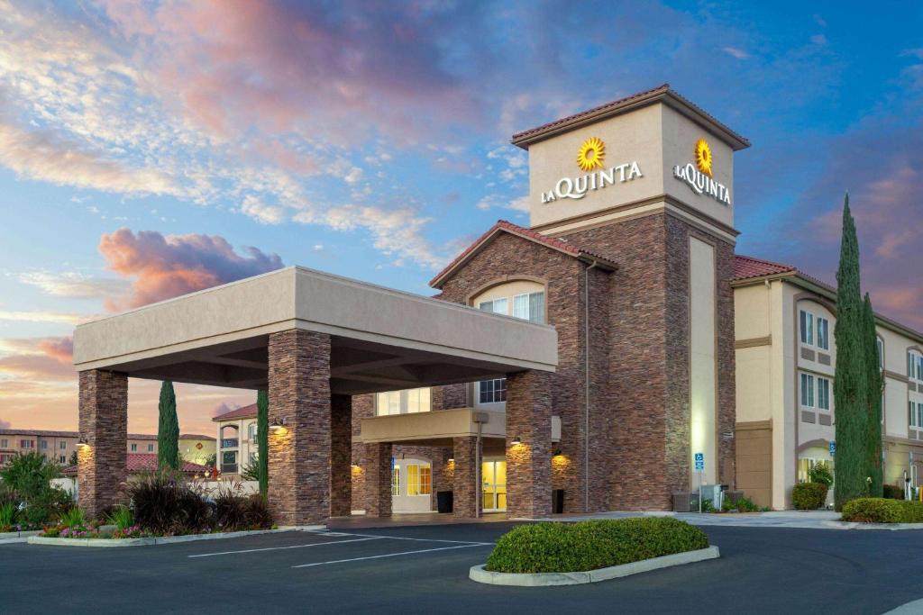 a rendering of the front of a hotel at La Quinta by Wyndham Paso Robles in Paso Robles