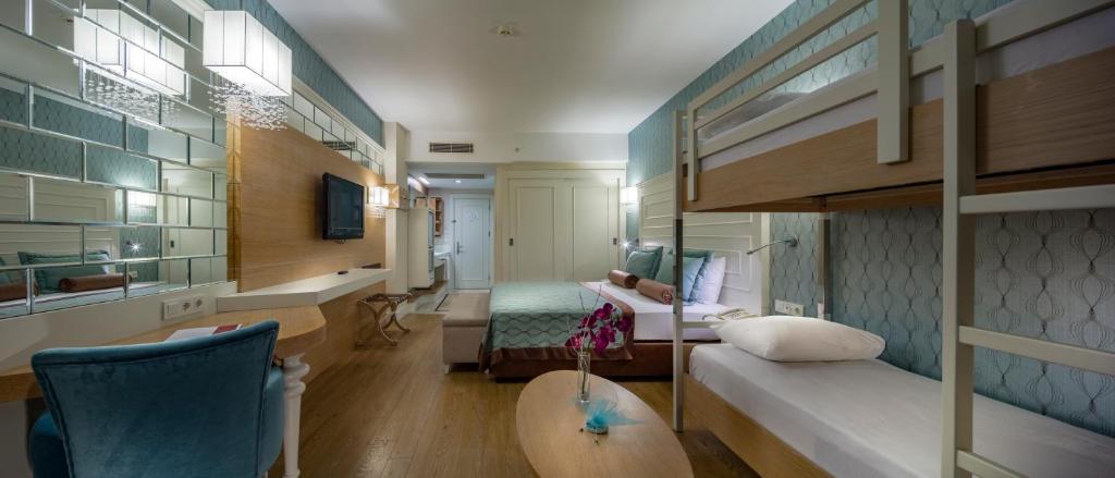 TV a/nebo společenská místnost v ubytování Sentido Trendy Verbena Beach Hotel