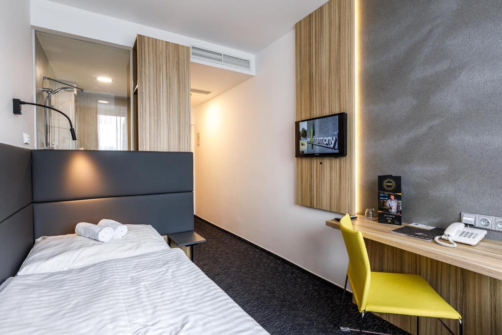 Postel nebo postele na pokoji v ubytování Harmony Club Hotel
