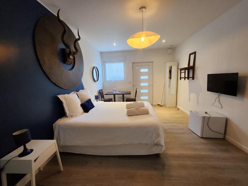Ένα ή περισσότερα κρεβάτια σε δωμάτιο στο Chambres privées hyper-centre Epernay lit 160x200cm