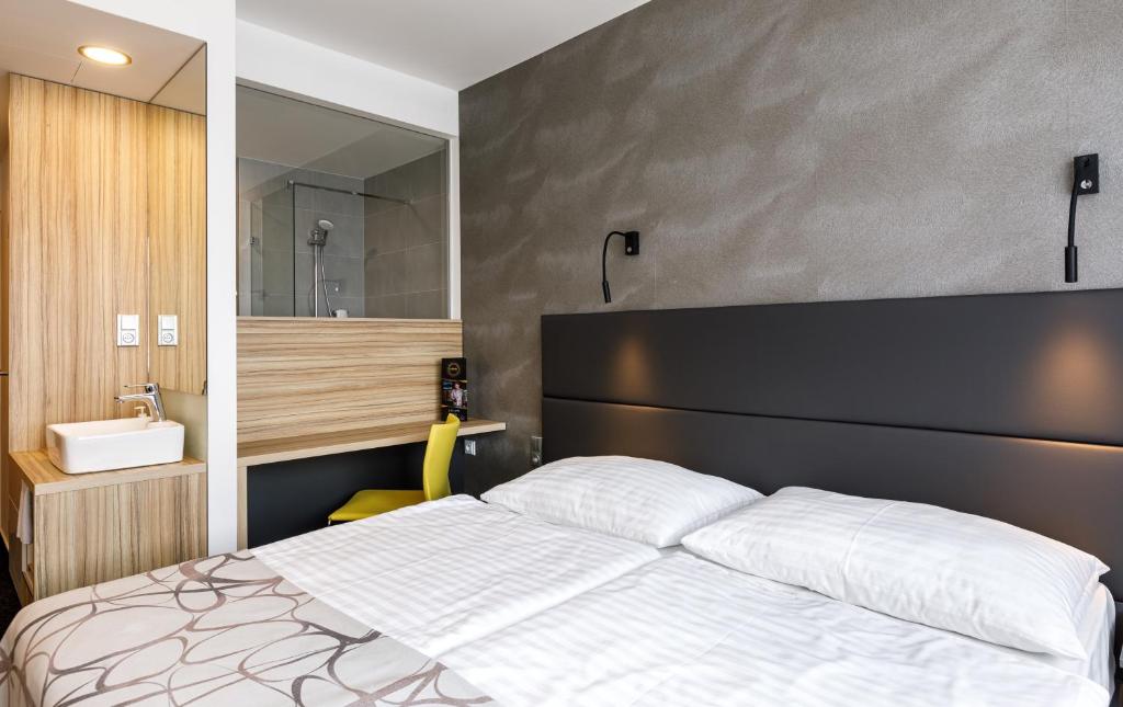 Postel nebo postele na pokoji v ubytování Harmony Club Hotel