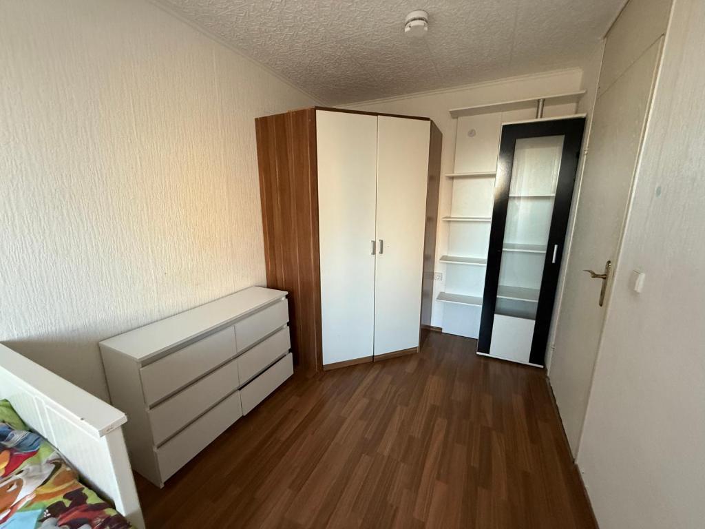 Postel nebo postele na pokoji v ubytování Gesamte Unterkunft WLAN & Parkplatz - Backnang