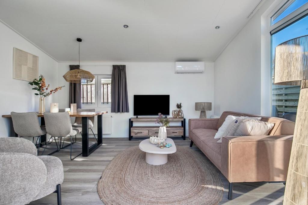 TV a/nebo společenská místnost v ubytování Luxe Relax Lodge Naxos